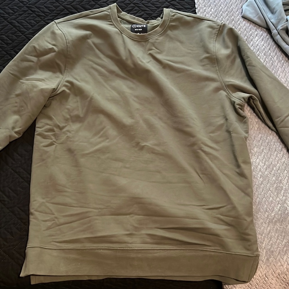 Cuts hyperloop split hem size medium barely worn